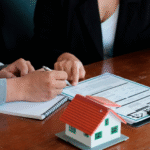 Reunião jurídica sobre negociação imobiliária com miniatura de casa