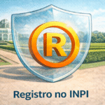 Escudo de proteção com símbolo de marca registrada dourado em frente ao Jardim Botânico de Curitiba representando registro de marcas em Curitiba no INPI